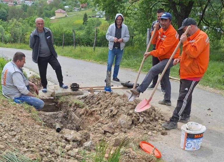KOMUNALANO OTKLONILO KVAR NA VODOVODU: ZBOG NELEGALNIH PRIKLJUČAKA TRAVA PROBILA KROZ CIJEV