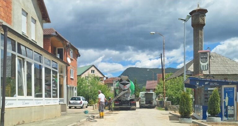 POČELI RADOVI NA IGRADNJI TROTOARA U CENTRU PETNJICE