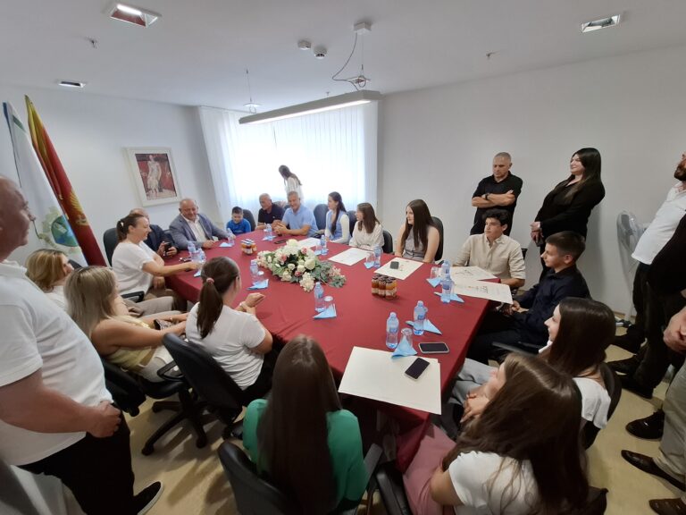 NAGRAĐENI NAJBOLJI UČENICI U PETNJICI