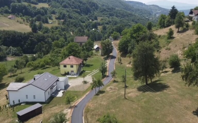 U MZ Vrbica asfaltitana dva putna pravca u dužini od 450 metara (VIDEO)