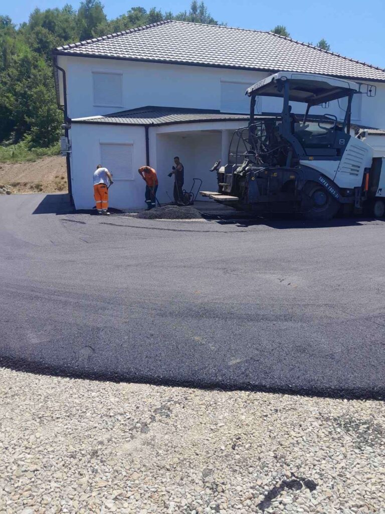 Asflat dobili mještani Tucanja, Godočelja i Vrševa, uređen prilaz prema kapeli u Azanama…
