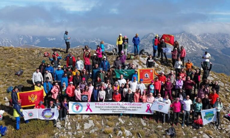 Pohod na Maglič u znaku „Ružičastog oktobra“: Snaga je u svakom koraku (FOTO)
