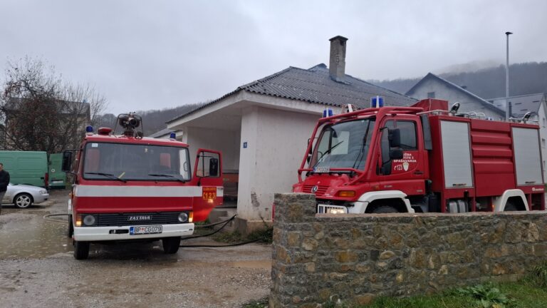 PETNJICA: Požar izbio u zgradi gdje je smješteno Komunalno preduzeće i vatrogasci, nema povrijeđenih (VIDEO)