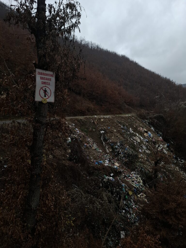 Trpezi pod smećem: Ruglo uz put i pored znaka zabrane