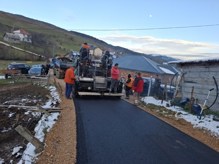 OPŠTINA PETNJICA ULAŽE 600.000 EURA U MODERNIZACIJU PUTEVA: DO KRAJA GODINE 11 KILOMETARA NOVOG ASFALTA (FOTO I VIDEO)