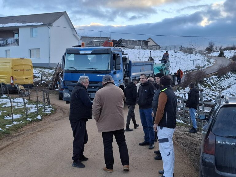 U MZ Bor je asfaltiran put koji povezuje Bor i Ponor