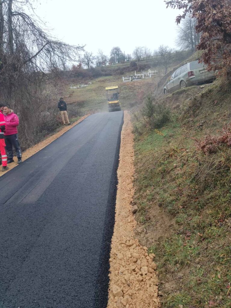 PETNJICA: Azane dobilo 600 metara asfalta 