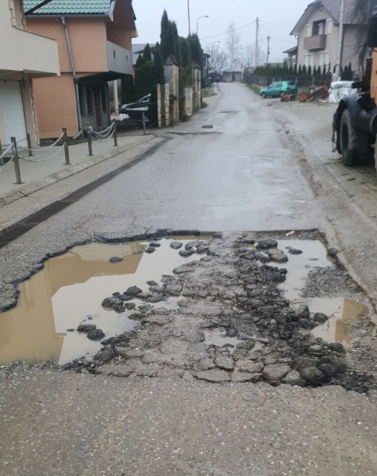 “JEZERO” NA PUTU PETNJICA-LAGATORE: Muratović se izvinio Bihorcima, ali traži od opštinske vlasti da mu voda ne ulazi u kuću (VIDEO)