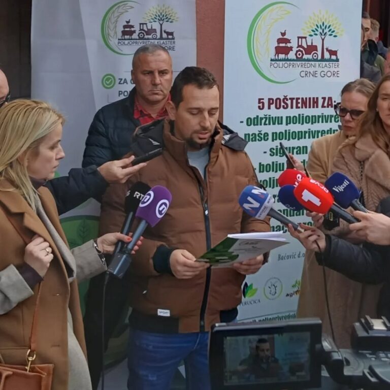 POLJOPRIVREDNICI ISPRED MINISTARSTVA: POPRAVITI LOŠ POLOŽAJ POLJOPRIVREDNIKA