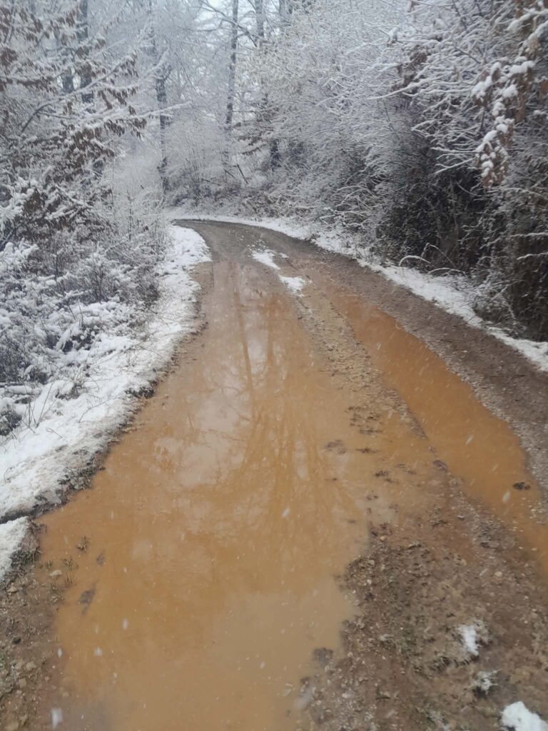“Turska džada” u Petnjici: Stari put, isti problemi – kamen bez valjka odnese voda (FOTO I VIDEO)