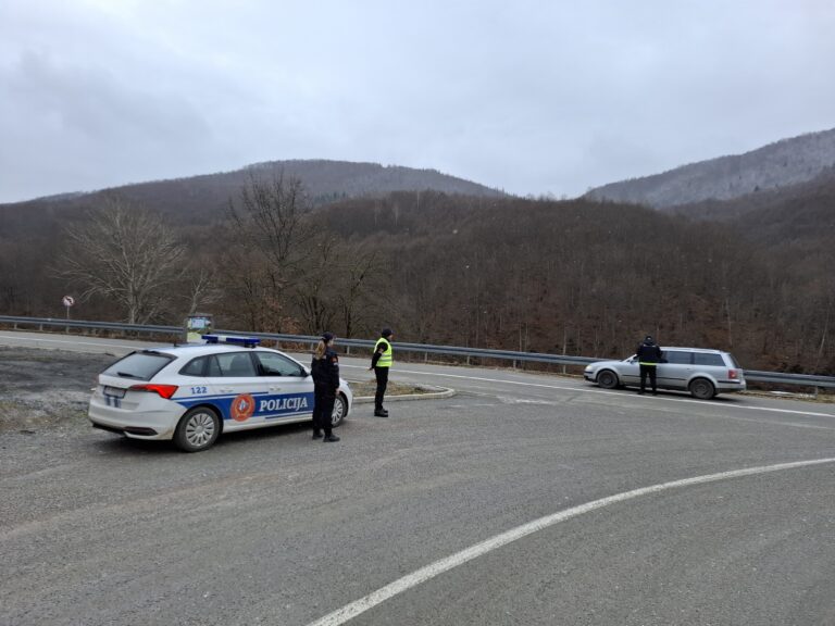 POLICIJA U PETNJICI ZAUSTAVILA VOZILO: PRONAĐENI KOKAIN I MARIHUANA, VOZAČ IZ ROŽAJA UHAPŠEN