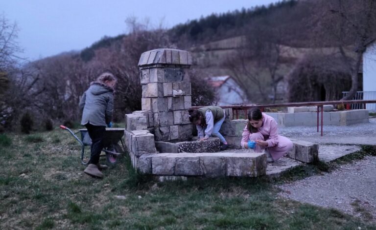 PRIMJER KOJI VRIJEDI SLIJEDITI: Djevojčice očistile dvorište OŠ Mahmut Adrović i održale važnu lekciju svima