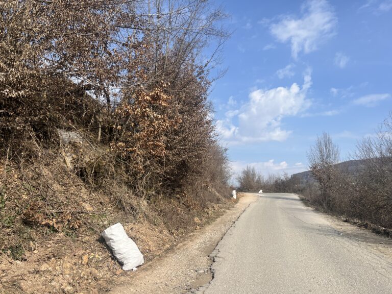 Kese pored puta kao opomena: Neobična, ali snažna poruka anonimnog eko aktiviste iz Petnjice (VIDEO)