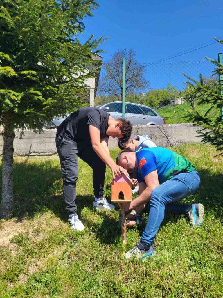 PSK BIHOR OBILJEŽIO SVJETSKI DAN PTICA: UČENICI OŠ “TRPEZI” PRAVILI I POSTAVLJALI KUĆICE ZA PTICE