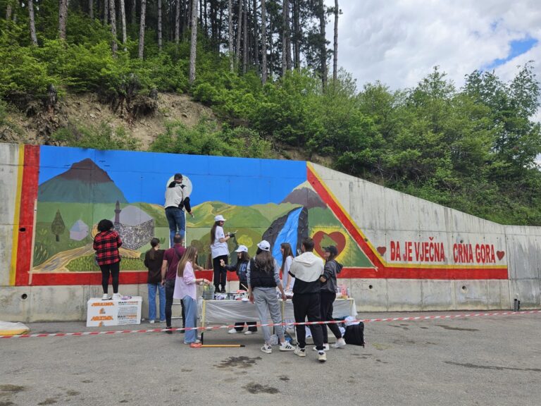 PETNJICA DOBILA PRVI MURAL: „CRNA GORA U SRCU“ KAO POKLON ZA 20 GODINA NEZAVISNOSTI
