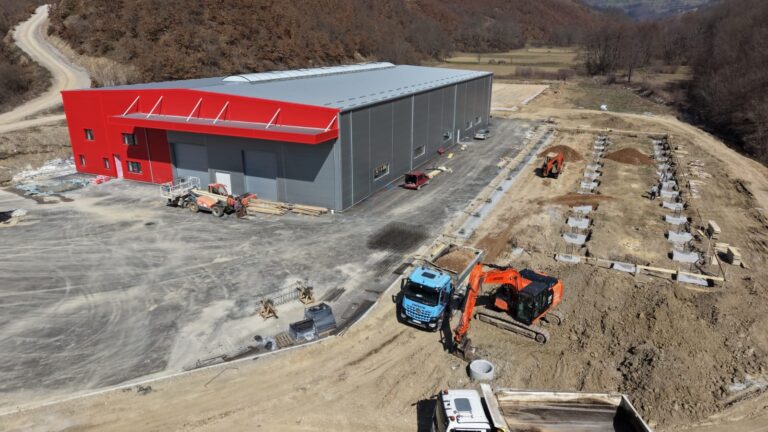 RADOVI U BIHORSKIM LUKAMA ULAZE U NOVU FAZU: POČELA IZGRADNJA DRUGE HALE FABRIKE TNA-ENERGIE (FOTO I VIDEO)