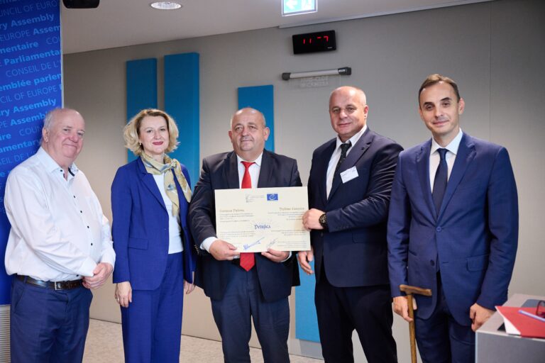 PETNJICA MEĐU EVROPSKIM OPŠTINAMA: AGOVIĆ I ADROVIĆ PREUZELI PRIZNANJE SAVJETA EVROPE
