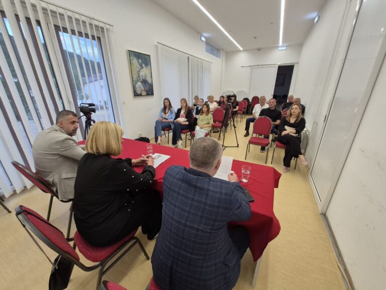ODRŽANA TRIBINA O IDENTITETU: Mlade treba upućivati na kritičko promišljanje 