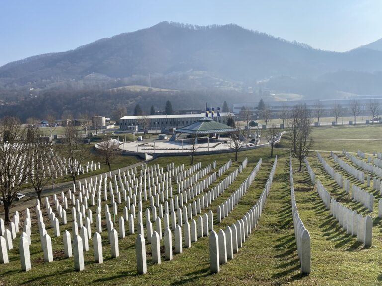 DOK ŠUTI SREBRENICA: Stihovi Elvise Latić protiv zaborava