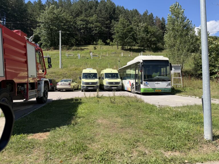 AUTOBUSI NA PARKINGU, GRAĐANI U TAKSIJU: Petnjica i dalje nema nijedan javni polazak