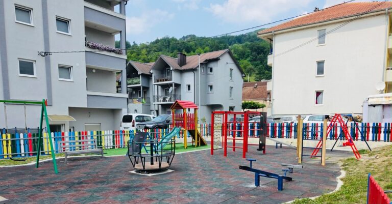 Porodica preminule Melide Latić Čilović obnovila dječje igralište u Petnjici