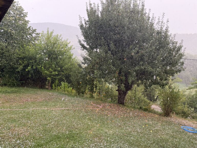 PETNJICU POSLIJE DUGE SUŠE POGODILO NEVRIJEME: JAKA KIŠA I GRAD, NAKRATKO NESTALA I STRUJA