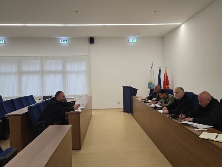 SEDAM MILIONA EURA, JEDAN UČESNIK: Javna rasprava o rebalansu budžeta Petnjice završena dok su stolice još bile prazne